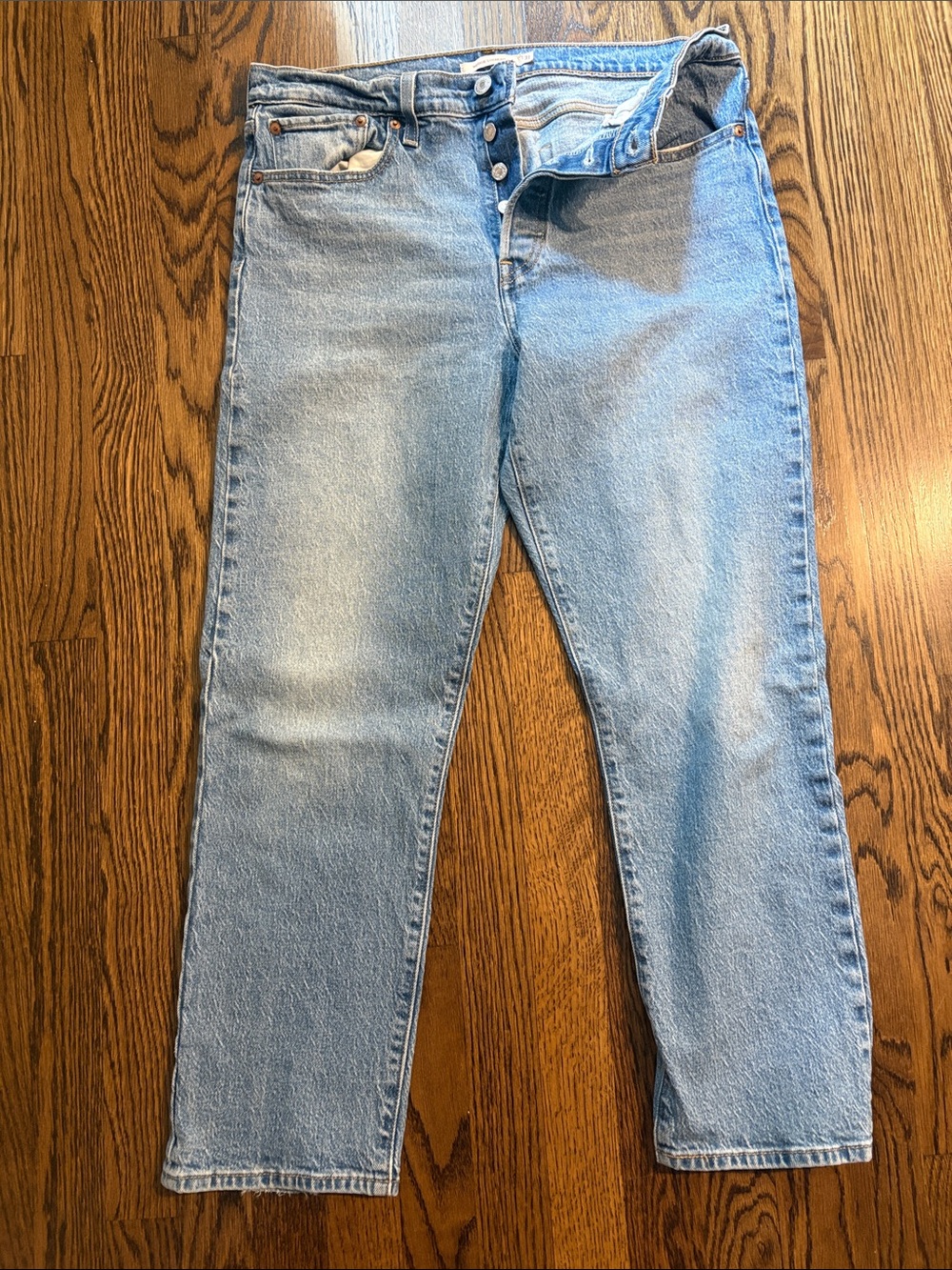 Levi’s Premium Wedgie Straight Light Wash Women's High-Rise Jeans. Size 31